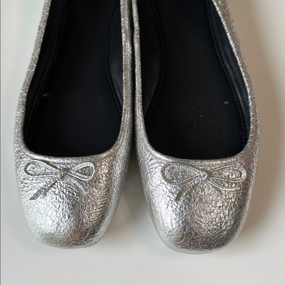 Tory Burch Laila 2 Driver Leather Ballet Flats Crinkle Metallic Silver Flaw - Picture 5 of 16